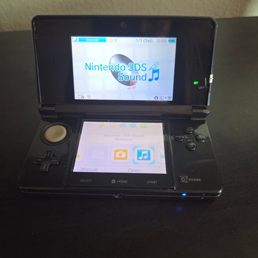 Nintendo 3DS Handheld Gaming Console in Black + Charger + SD Card